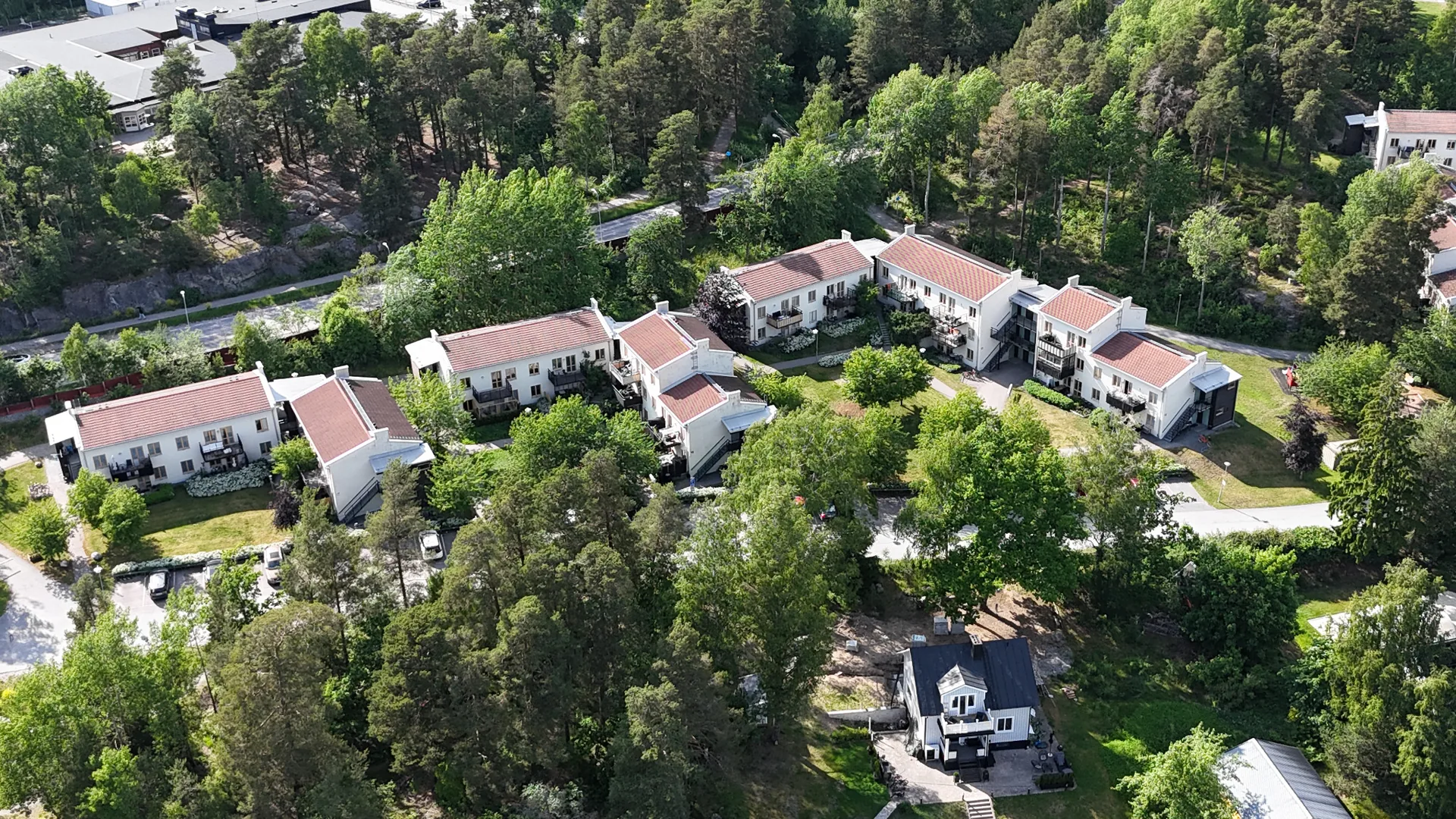 Bostadsområdet med Mälaren i bakgrunden