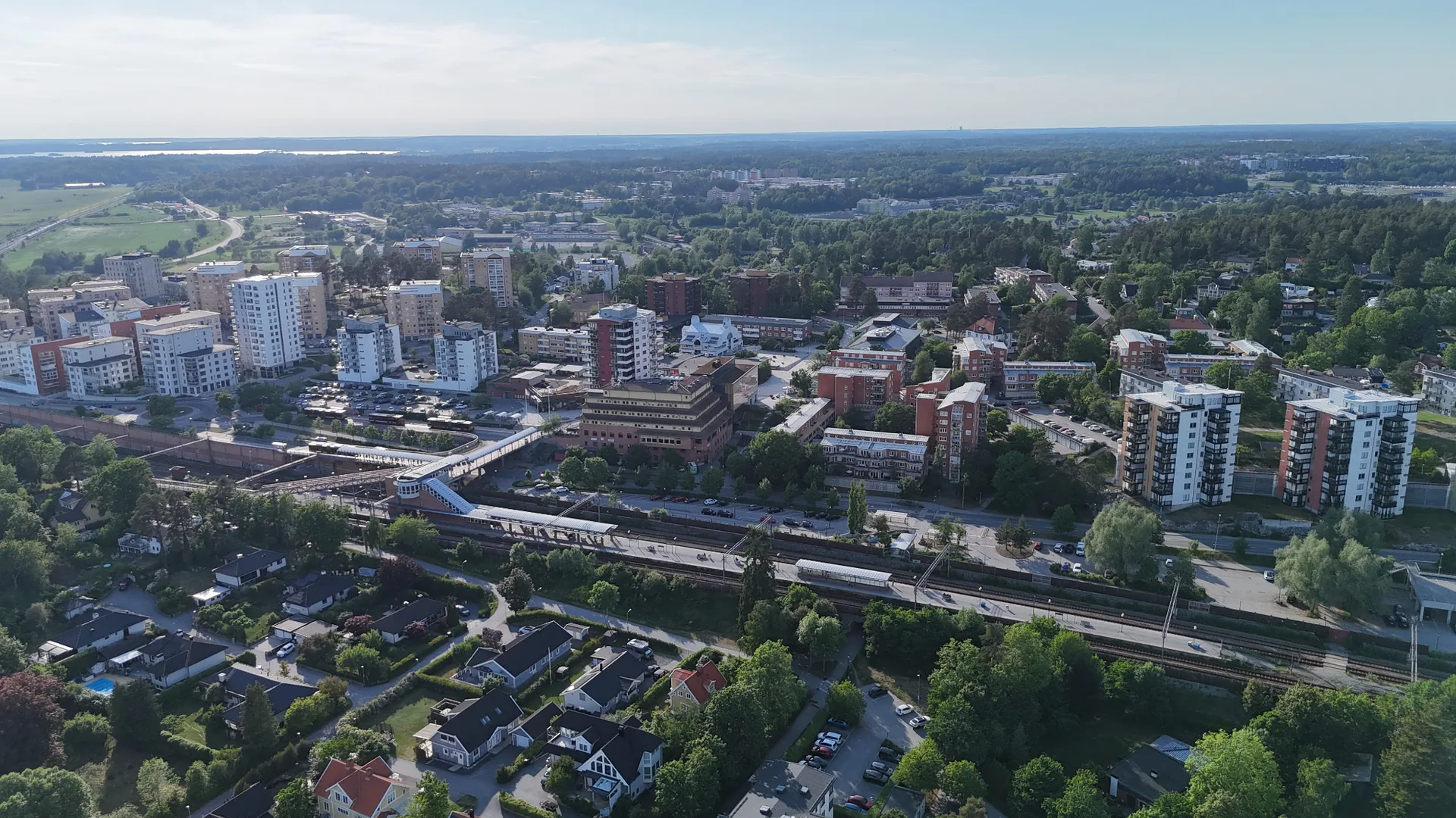 Pendeltågsspår och vattnet